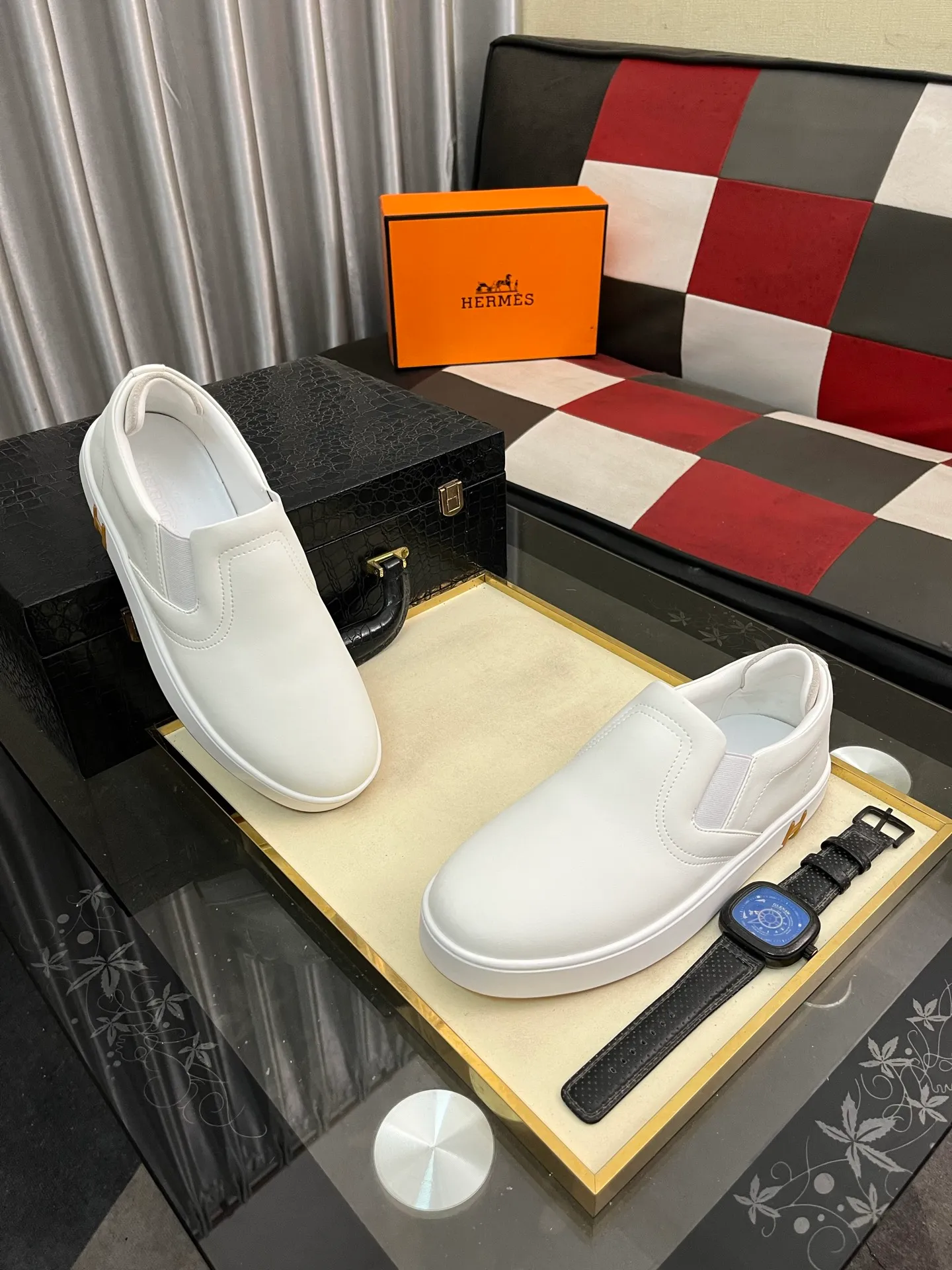 Men's Men's Shoes💰458⌚️⌚️HERMES/Hermès Hugo sneakers are casual men's shoes. These sneakers are made of imported first-layer cowhide leather and breathable mesh design. The contrasting color design creates a dynamic and modern shape. The front end of the toe is decorated with natural-color rubber inlays, making it novel and fashionable. The texture is incomparable, with cowhide lining and cowhide foot pads, the upper foot is comfortable and breathable, and the rubber sole is decorated with geometric patterns and iconic "H" details. A very personal one! Size: 38-44